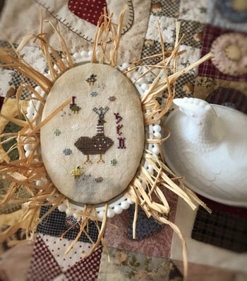 Queen Chicky With Speckled Egg Scissor Fob