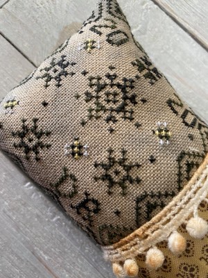 Bee Quaker by Frog Cottage Designs